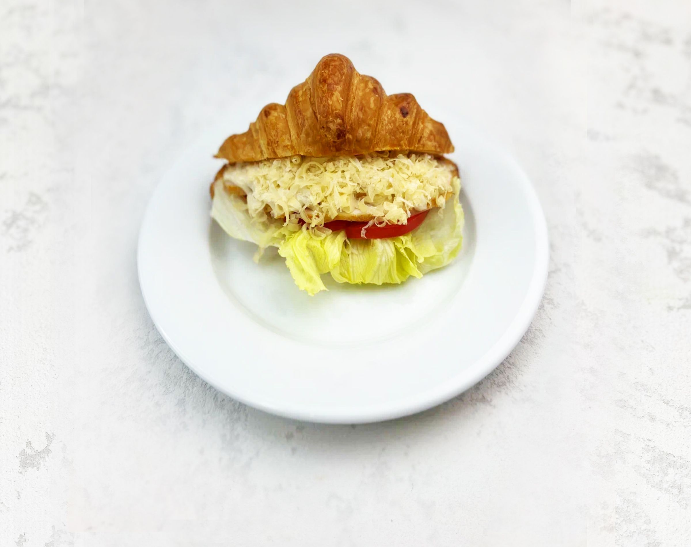 Круассан с курицей Цезарь